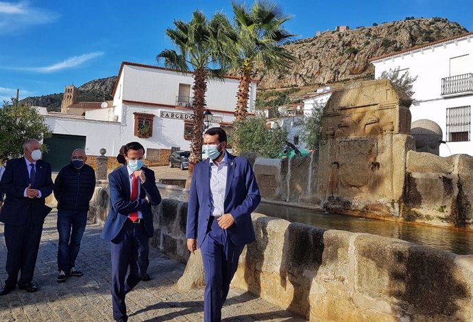 El presidente de la Diputación de Badajoz, Miguel Ángel Gallardo, y el alcalde de Hornachos, Francisco Buenavista, pasean por la localidad pacense