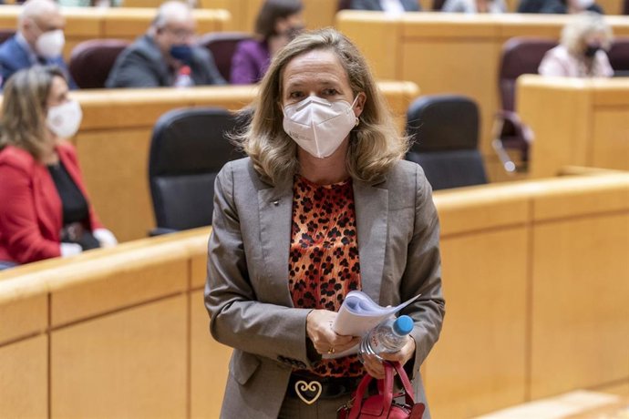 La vicepresidenta primera y ministra de Asuntos Económicos y Transformación Digital, Nadia Calviño, interviene en una sesión de control al Gobierno en el Senado, a 5 de octubre de 2021, en Madrid, (España). El Senado celebra este martes una nueva sesión