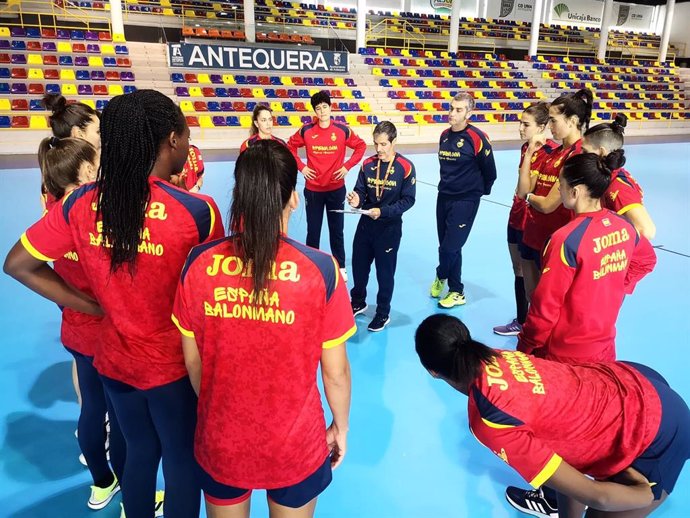 José Ignacio Prades habla con las jugadoras de la selección española femenina de balonmano durante un entrenamiento
