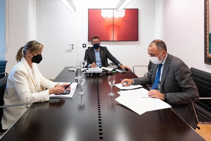 O titular do Goberno galego, Alberto Núñez Feijóo, reúnese por videoconferencia co comité clínico de expertos sanitarios. Despacho do presidente. Edificio Administrativo de San Caetano, Santiago de Compostela, 04/10/21.
