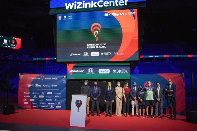 Foto de familia tras la presentación del Campeonato de España de Pádel 2021