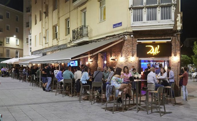 Archivo - Ambiente en una calle de bares de Santander