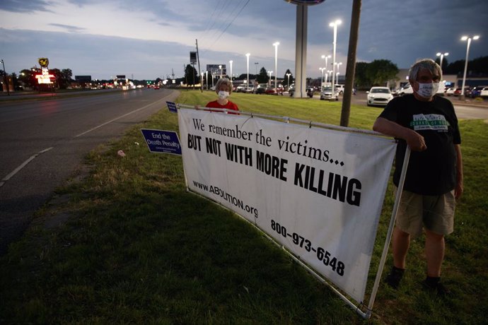 Archivo - Protesta contra la pena de muerte en EEUU cerca de una cárcel en el estado de Indiana