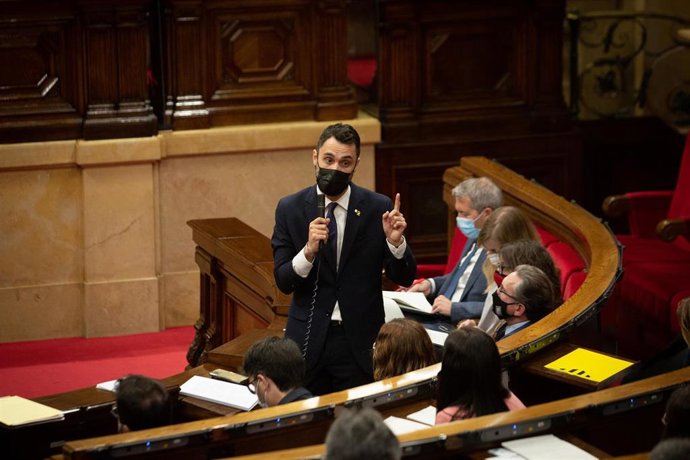 El conseller de Trabajo de la Generalitat, Roger Torrent, en sesión de control en el Parlament