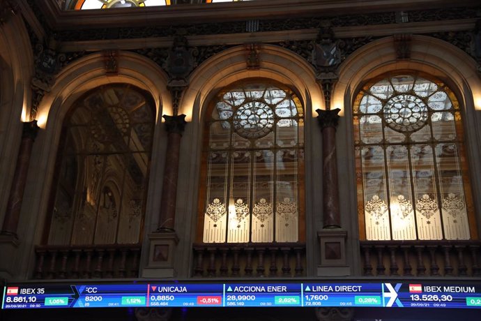 Valores del Ibex 35 en el Palacio de la Bolsa, a 29 de septiembre de 2021, en Madrid, (España). El Ibex 35 ampliaba sus ganancias al 1,04% en la media sesión de este miércoles, colocándose por encima de los 8.800 puntos, en una jornada en la que el prec