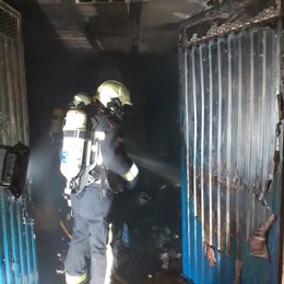 Bomberos trabajan en las labores de extinción en un incendio en una vivienda en Corella