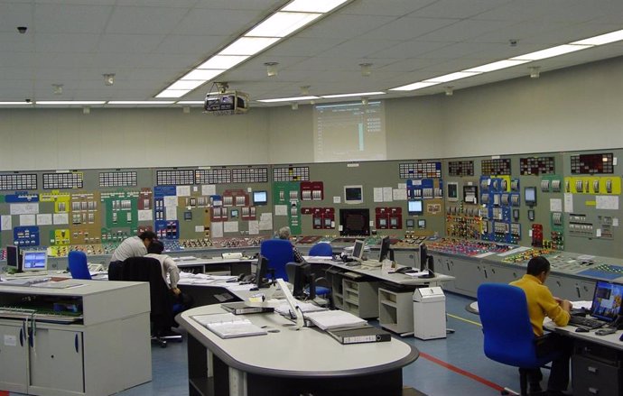 Archivo - Sala de control de una central nuclear