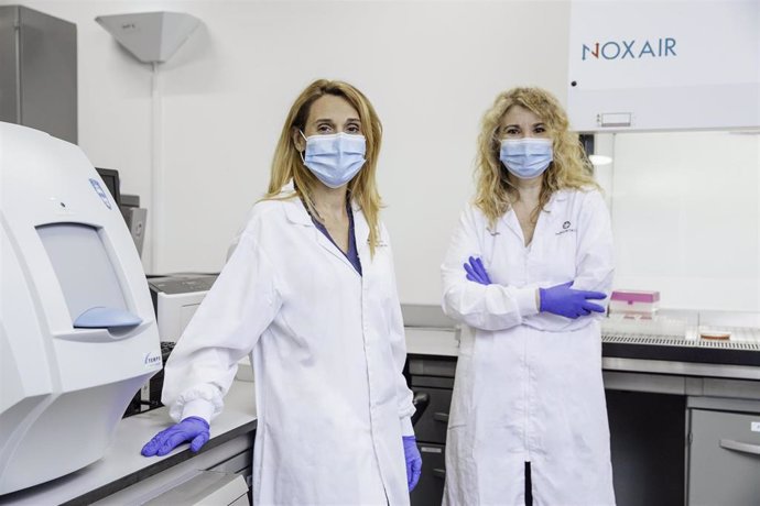 Archivo - Teresa Cercós y Amparo Devesa en el laboratorio