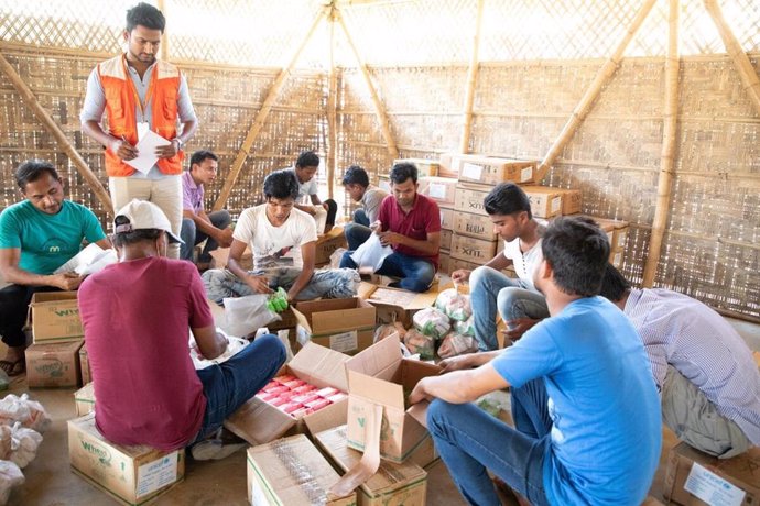 Archivo - Reparto de jabón en los campos de refugiados  rohingyas