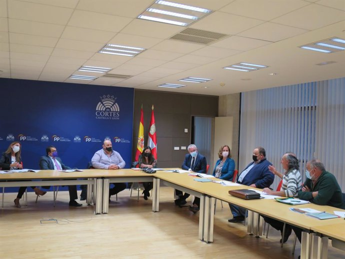 Reunión de UCCL con los grupos partlamentarios de las Cortes.
