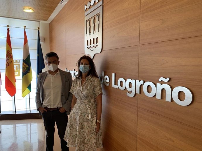 Archivo - El Portavoz del Grupo Municipal Popular Conrado Escobar y la concejala Mar San Martín