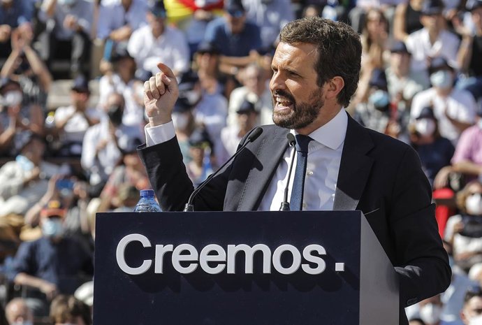 El presidente del PP, Pablo Casado, en el acto de clausura de la Convención Nacional del PP, en la Plaza de Toros de Valencia, a 2 de octubre de 2021, en Valencia, Comunidad Valenciana (España). Valencia acoge este fin de semana el cierre de la Convenci