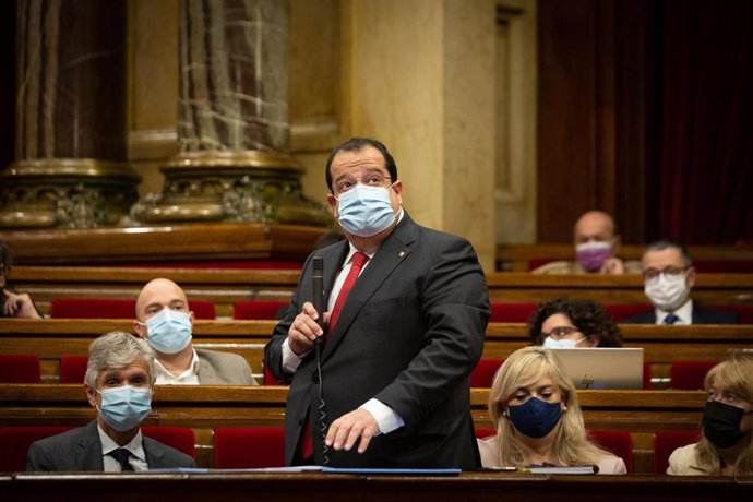 El conseller de Interior de la Generalitat, Joan Ignasi Elena, en sesión de control en el Parlament