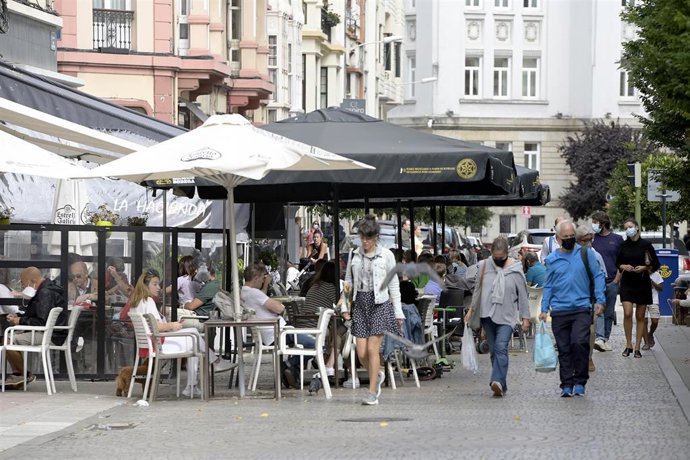 Varias personas en la terraza de un bar en A Coruña.