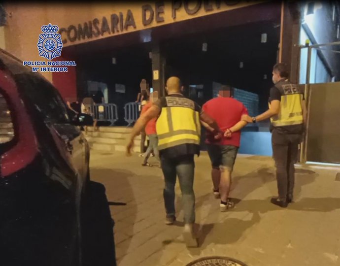 Agentes de la Policía Nacional trasladan al detenido