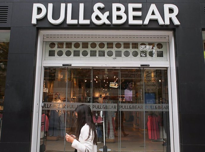 Archivo - Una tienda de Pull&Bear en el centro de Madrid 