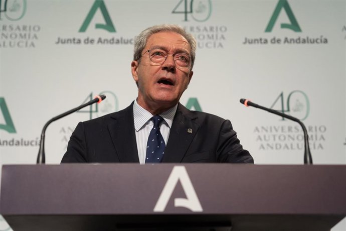 Archivo - Rueda de prensa posterior al Consejo de Gobierno. Comparece el consejero de Transformación Económica, Industria, Conocimiento y Universidades, Rogelio Velasco ,  a 03 de agosto del 2021 en el Palacio de San Telmo, Sevilla (Andalucía)