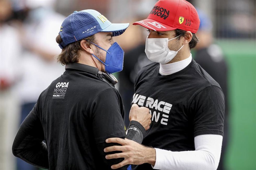Archivo - Fernando Alonso y Carlos Sainz 