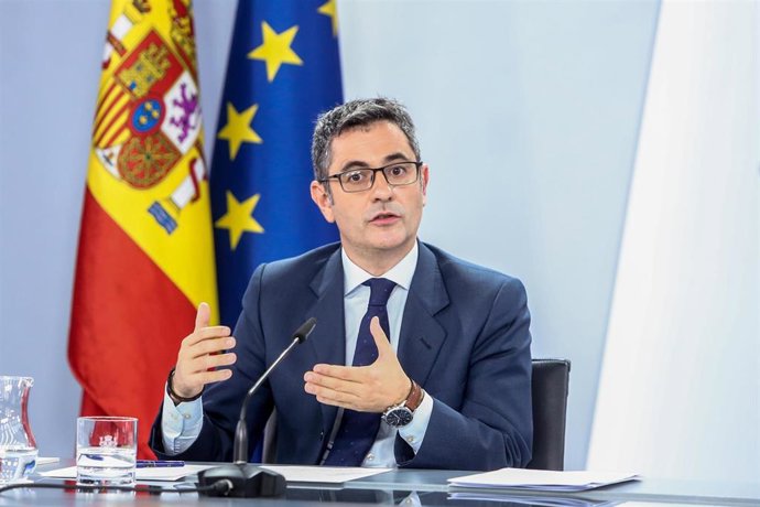 El ministro de la Presidencia, Relaciones con las Cortes y Memoria Democrática, Félix Bolaños, en una rueda de prensa posterior a una reunión del Consejo de Ministros en el Palacio de la Moncloa, a 5 de octubre de 2021, en Madrid, (España). Durante su i
