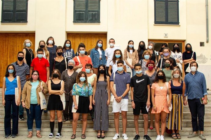 Palma presenta 'Color i Vida. Recull de Literatura i Foto Jove', con textos y fotografías de estudiantes de Secundaria.