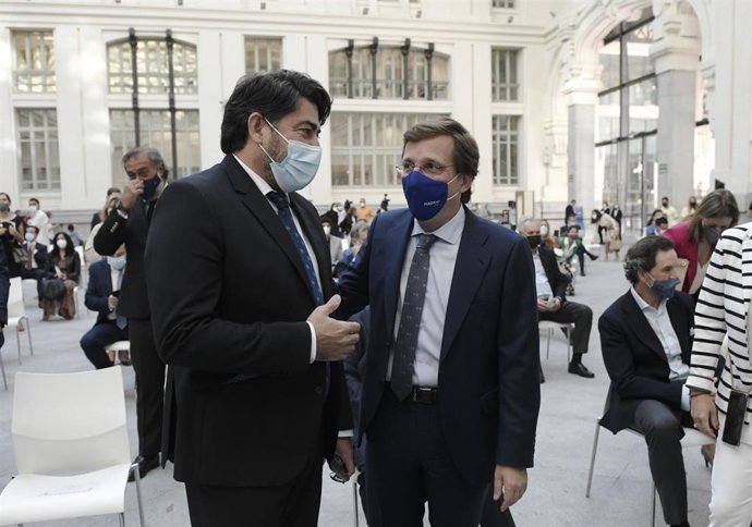 El consejero de Transportes e Infraestructuras de la Comunidad de Madrid, David Pérez (i), y el alcalde de Madrid, José Luis Martínez-Almeida (d), conversan durante la entrega de las distinciones del 'Reconocimiento de la ciudad al turismo de Madrid' co