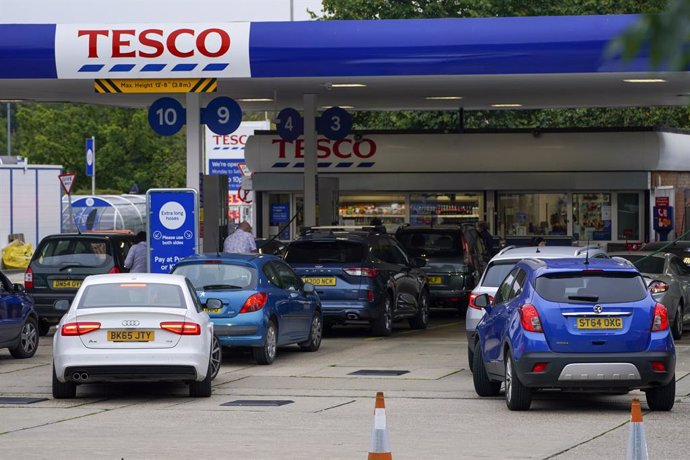 25 September 2021, United Kingdom, Berkshire: Motorists queue for fuel at a Tesco Petrol Station in Bracknell. A shortage of Lorry drivers has disrupted fuel deliveries, with some petrol stations closing, and queues forming. Photo: Steve Parsons/PA Wire