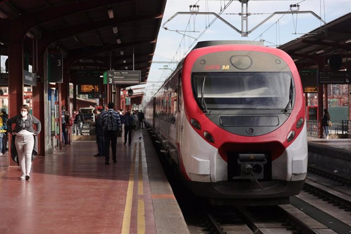 Varios pasajeros esperan en uno de los andenes de la estación de Chamartín