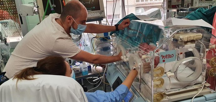 Los médicos de La Salud montan un operativo para que una mamá ingresada en la UCI pueda conocer a su bebé