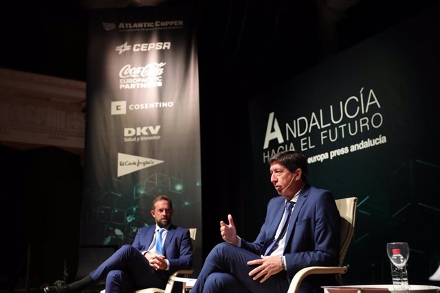 El vicepresidente de la Junta y consejero de Turismo, Juan Marín (d), junto a el secretario de Estado de Turismo, Fernando Valdés(i), intervienen en el foro económico 'Andalucía hacia el futuro' organizado por Europa Press, moderado por el delegado de Eur