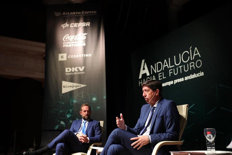 El vicepresidente de la Junta y consejero de Turismo, Juan Marín (d), junto a el secretario de Estado de Turismo, Fernando Valdés(i), intervienen en el foro económico 'Andalucía hacia el futuro' organizado por Europa Press, moderado por el delegado de E