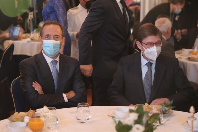 El consejero delegado de CaixaBank, Gonzalo Gortázar (i) y el presidente de Caixabank, José Ignacio Goirigolzarri (d), participan en el desayuno Forum Europa, organizado por Nueva Economía Forum, en el Hotel Mandarin Oriental Ritz, a 6 de octubre de 202