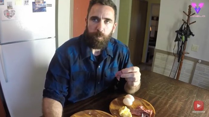 Este hombre, de 39 años, lleva tres años siguiendo una dieta de carne cruda y asegura haber mejorado sus niveles de energía
