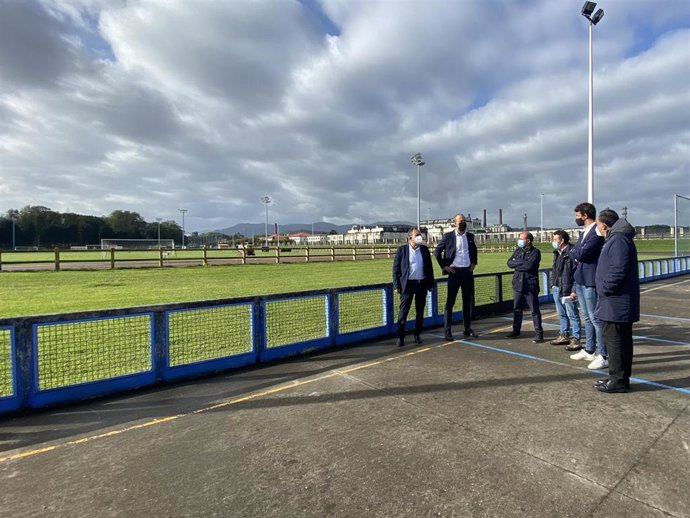 Representantes municipales y técnicos junto a la parcela del Óscar Freire donde se construirá el módulo cubierto de atletismo