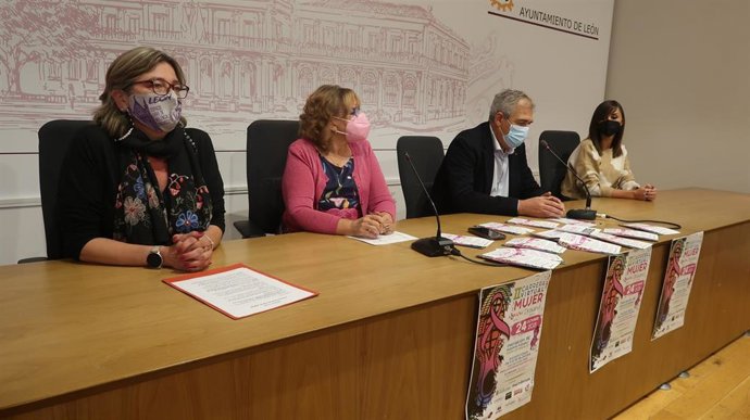 De izquierda a derecha- La presidenta de ALMOM, Ana Isabel Gutiérrez, a concejal de Igualdad, Argelia Cabado; el concejal de Régimen Interior, Movilidad y Deportes, Vicente Canuria; y la directora de marketing de Drasanvi.