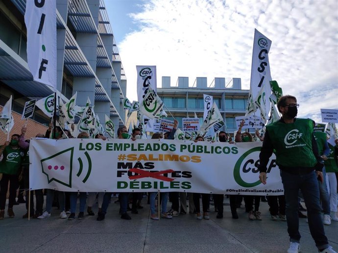 El sindicato CSIF se concentra para reclamar a la Junta que abone la subida salarial del 2% del 2020.