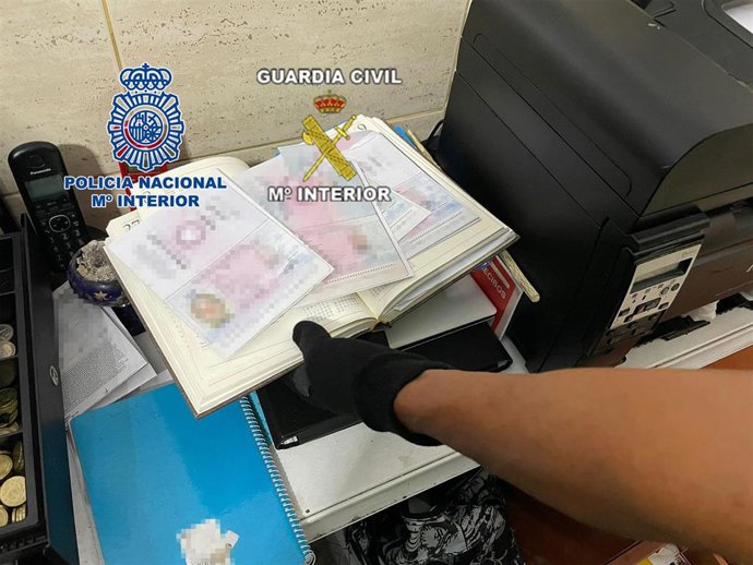 La Policía Nacional desactiva un grupo especializado en la comisión de estafas a través de Internet queusurpaba  la identidad sus víctimas a través de contratos de trabajo fraudulentos.
