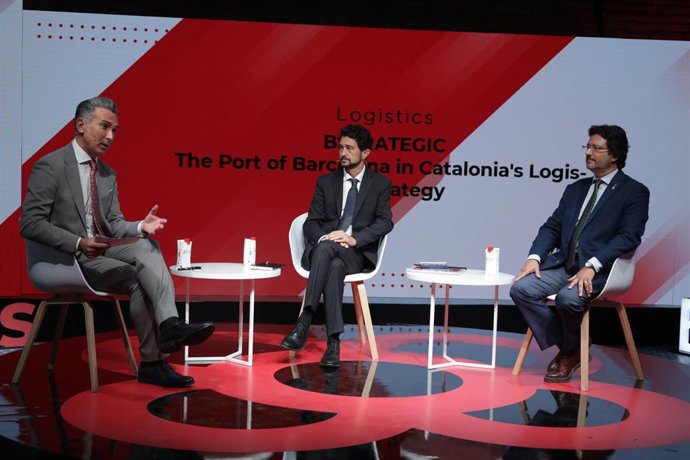 El presidente del Puerto de Barcelona, Dami Calvet, y el secretario de Infraestructuras y Movilidad de la Generalitat, Isidre Gavín, durante la mesa redonda.