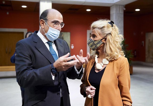 El consejero delegado de Enagás, Marcelino Oreja, y la vicepresidenta del Consejo de Santander España y consejera de Enagás, Isabel Tocino, en una jornada en Santander sobre el desarrollo del hidrógeno como combustible