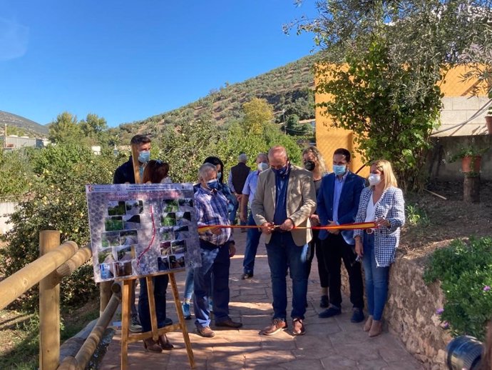 El alcalde de Rute y presidente de la Diputación, Antonio Ruiz, corta la cinta inaugural del remodelado acceso al río Zambra.