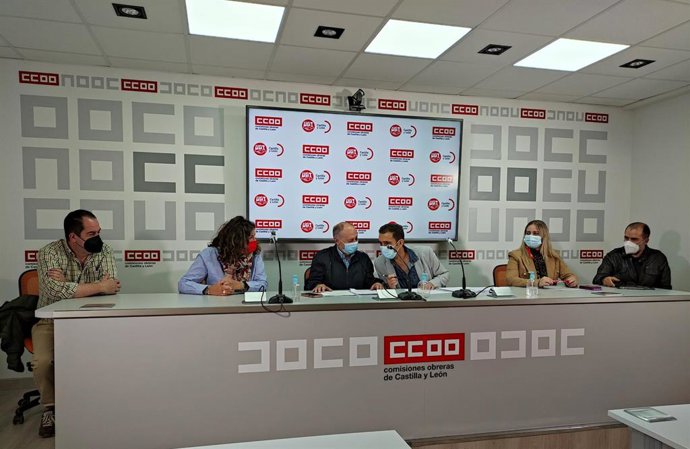Los secretarios de UGT y CCOO en Castilla y León, Faustino Temprano y Vicente Andrés, respectivamente, conversan en el centro de la mesa.