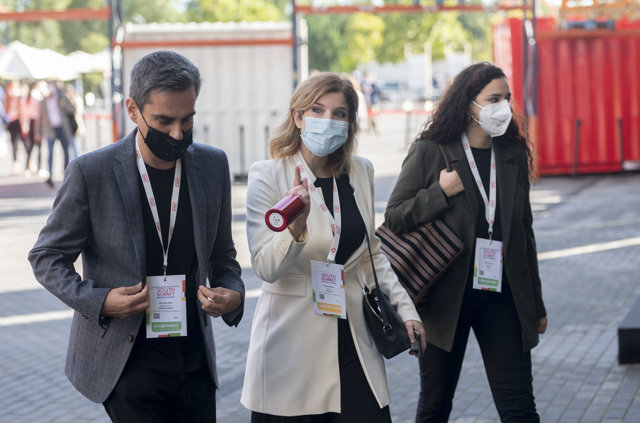 La portavoz del PSOE en la Asamblea de Madrid, Hana Jalloul (c), a su llegada a la segunda jornada del South Summit 2021, a 6 de octubre de 2021
