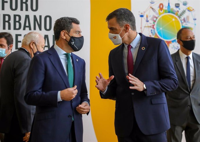 El presidente del Gobierno, Pedro Sánchez (d), conversa a la llegada al Palacio de Congreso con el presidente de la Junta, Juanma Morena 5 de septiembre del 2021 en Sevilla.