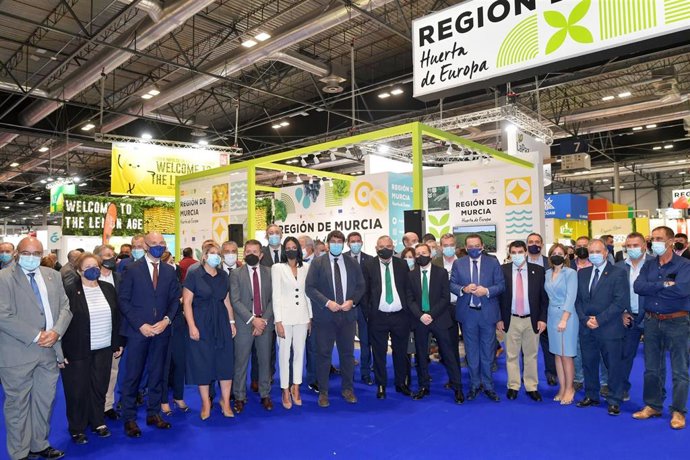El presidente de la Comunidad, Fernando López Miras, visita en Madrid la feria Fruit Attraction