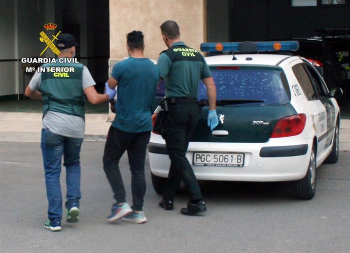Imagen de uno de los detenidos, custodiado por la Guardia Civil
