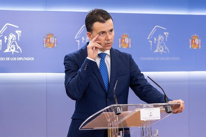 El portavoz del PSOE en el Congreso, Héctor Gómez, durante una rueda de prensa 