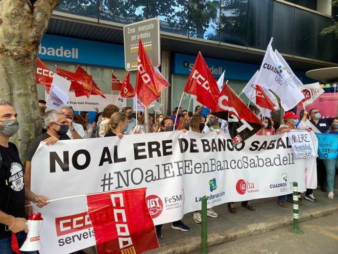 Concentración frente a una oficina del Banco Sabadell en Palma en protesta por el ERE planteado por la empresa.
