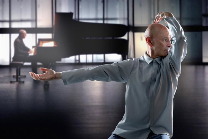 Archivo - El bailarín y coreógrafo español Cesc Gelabert y el pianista bosnio Pedja Muzijevic