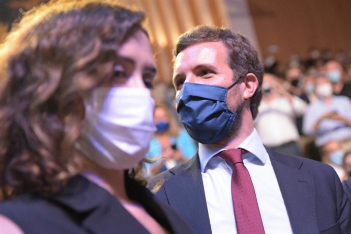 La presidenta de la Comunidad de Madrid, Isabel Díaz Ayuso, y el presidente del PP, Pablo Casado, durante la sexta jornada de la Convención Nacional del partido, en el Auditorio de la Ciudad de las Artes y las Ciencias, a 2 de octubre de 2021, en Valenc