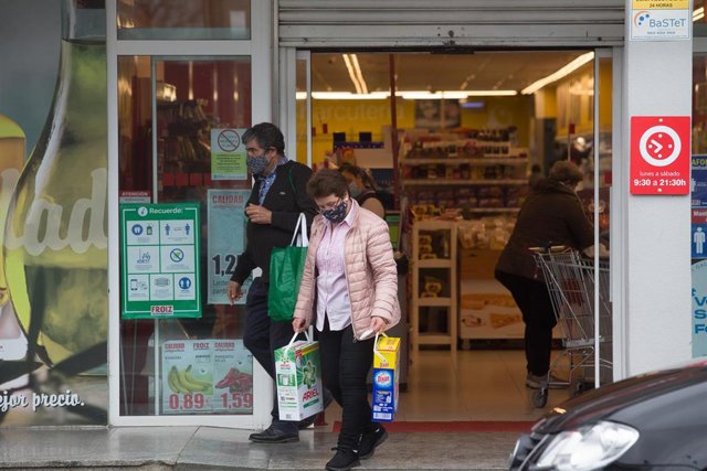 Archivo - Una mujer compra en un supermercado de Castro Riberas de Lea, perteneciente a la comarca de A Terra Cha, al no poder entrar en la ciudad de Lugo para comprar, en Outeiro de Rei, Galicia (España)) a 27 de enero de 2021. A las 00,00 de este miérco