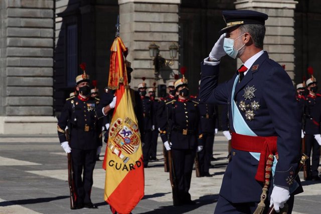 Archivo - El rey Felipe saluda a las tropas a su llegada al acto militar que se celebra en la plaza de la Armería del Palacio Real con motivo del Día de la Fiesta Nacional o Día de la Hispanidad, en Madrid (España), a 12 de octubre de 2020. 